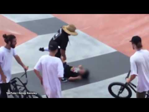Vader geeft BMX'er enorme beuk na ongelukkige botsing met zoontje (video)
