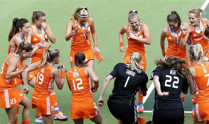 Argentijnse zon laat Nederlandse hockeysters sexy dansen (video)