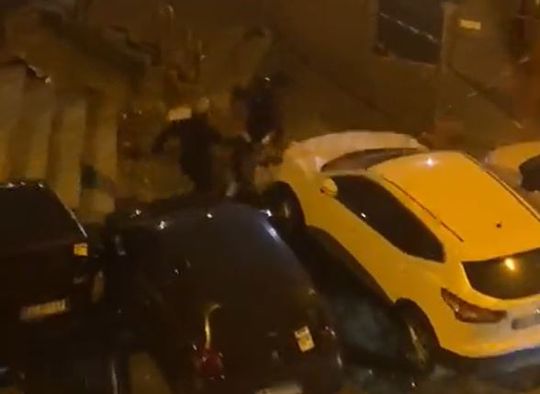 🎥 | Napoli-fans op scooters molesteren Ajax-supporter