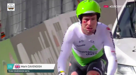 Cavendish met flink bebloed gezicht over finish na nieuwe valpartij (video)