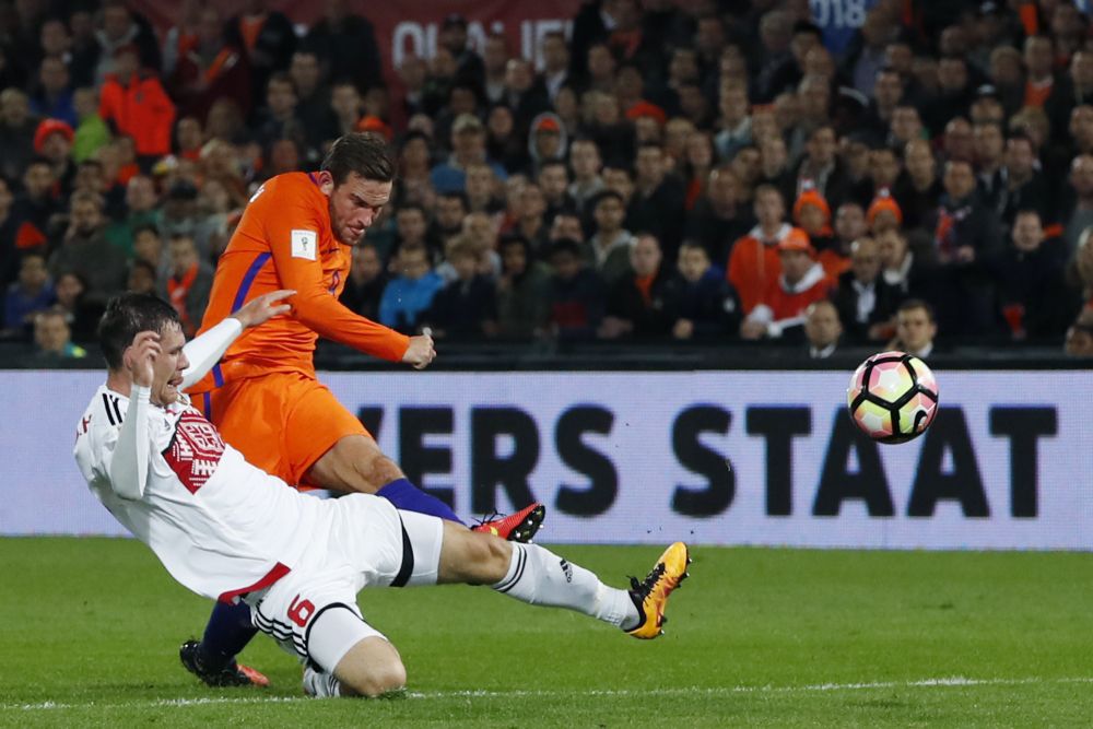 Janssen zet Oranje met heerlijke goal op 4-1 tegen Wit-Rusland (video)