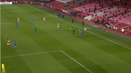 🎥 | HAHA! Olympiakos-speler gooit bal naar scheids en krijgt direct 2e geel