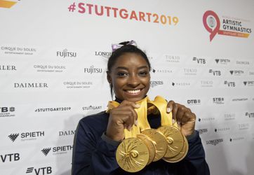 🎥 | Insane! Biles komt met challenge: broek uittrekken tijdens handstand 😱