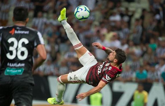 KO-LERE! Flamengo-speler scoort met schitterende omhaal vanaf randje 16 (video)