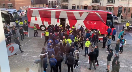 🎥 | PSV-fans willen Tadic aanvliegen, politie komt in actie
