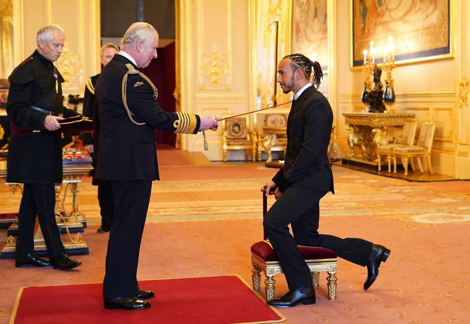 Lewis Hamilton is nu officieel Sir Lewis Hamilton