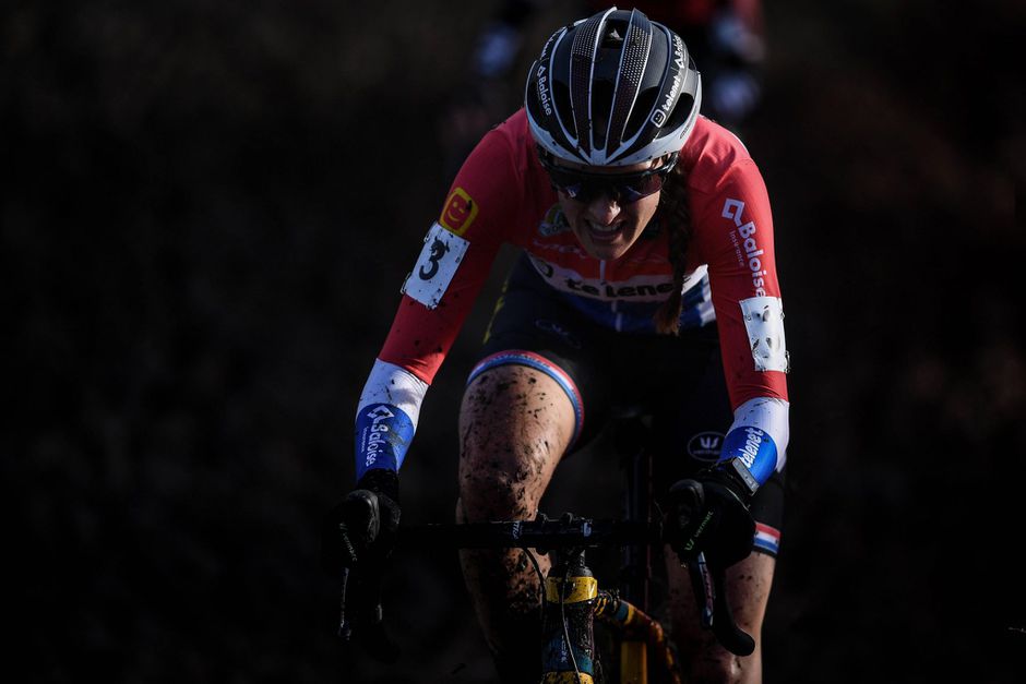 Lucinda Brand wint modderpoel-cross in Namen