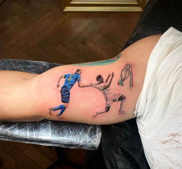 📸 | Italië-fan tatoeëert duwen en trekken van Giorgio Chiellini bij Bukayo Saka na EK-zege