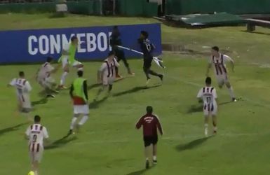 Ecuadoriaanse voetballer gebruikt cornervlag als wapen om zich te verdedigen (video)