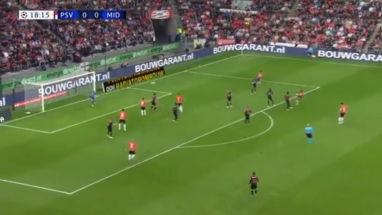 🎥 | 1-0! Madueke schiet PSV prachtig op voorsprong tegen Midtjylland