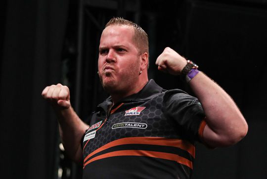 Dirk van Duijvenbode | Geblesseerd naar het WK darts, op hoop van zegen