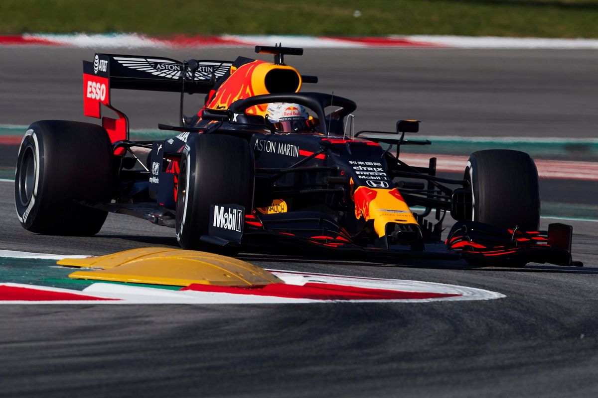 Verstappen rijdt zich helemaal duizelig in Barcelona, Hamilton de snelste