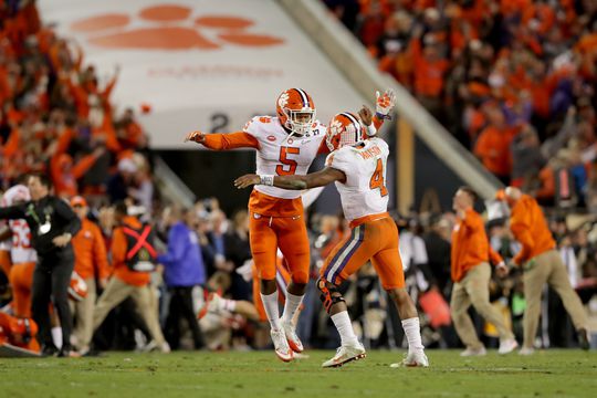 Clemson pakt 'National Championship' in zinderend duel tegen Alabama (video)