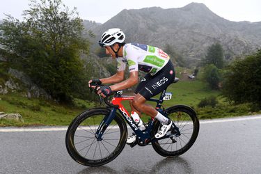 Girowinnaar Egan Bernal na crash tegen bus maanden uit roulatie