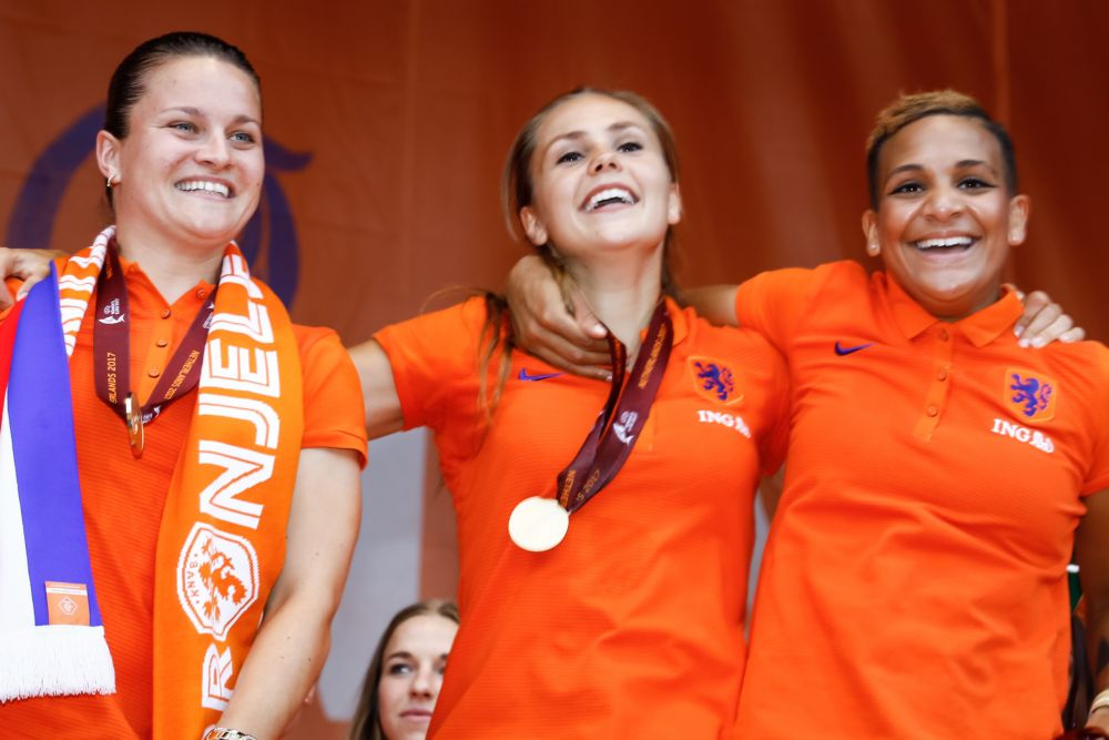 Oranje Leeuwinnen zijn Nederland's hoop in donkere voetbaldagen