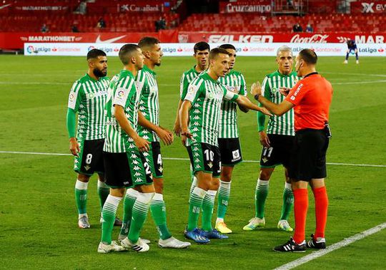 Real Betis woest om penalty voor De Jong: 'Hij sprong zo in mijn armen'