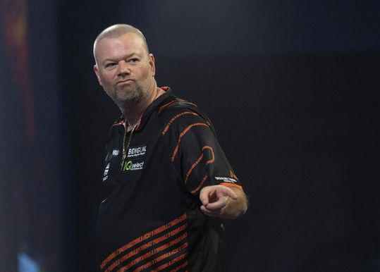 Gekkenhuis! Raymond van Barneveld mist 3 pijlen op dubbel 1 en ligt uit UK Open