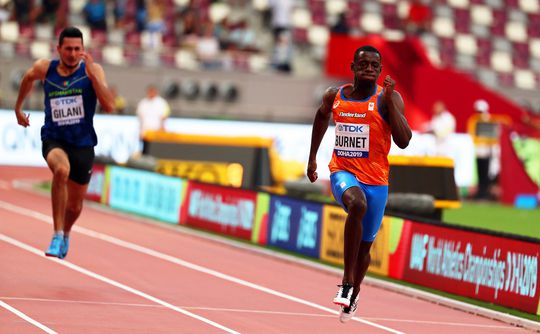 Burnet begon in voorronde, overleefde de series en staat nu in halve finale 100 meter