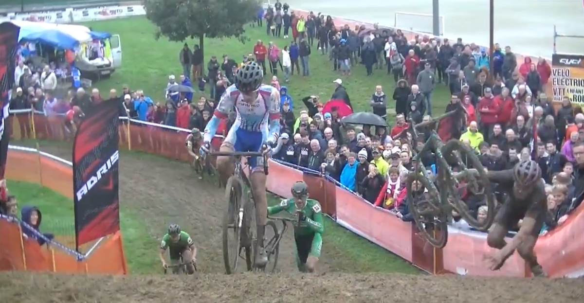 Franse veldrijder BLIJFT maar vallen en beleeft beschamend moment (video)