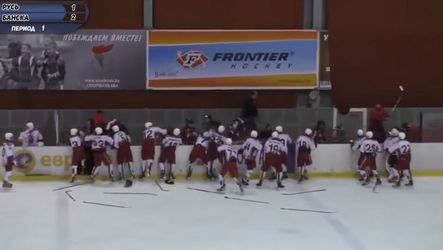 Russische en Slowaakse ijshockey-ukkies matten erop los (video)