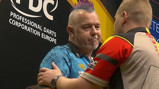 Ze zijn weer vriendjes: Peter Wright wint 'ruziefinale' van Dimitri Van den Bergh