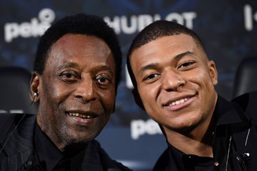 Ai! Voetballegende Pelé opgenomen in ziekenhuis