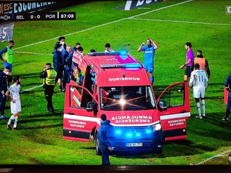 🎥 | Porto-verdediger Nanu afgevoerd met heftige hoofdblessure: 'Dacht dat hij dood was'