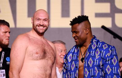 🎥​ | Check de face-off van Tyson Fury en  Francis Ngannou, met topless papa Fury