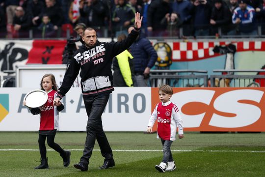 Feyenoord maakt erehaag voor ras-Ajacied Heitinga (video)