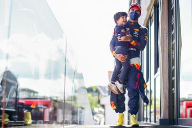 🎥 | Vroemm! Zoontje van Sergio Perez kruipt in Formule 1-wagen