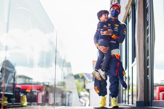 🎥 | Vroemm! Zoontje van Sergio Perez kruipt in Formule 1-wagen