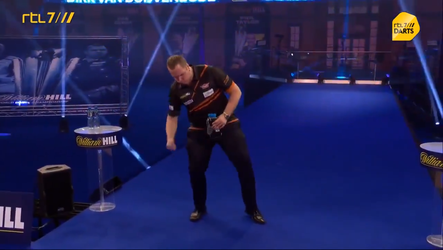 🎥 | Lekker pompen: heerlijke walk-on van Dirk van Duijvenbode op het WK darts tegen Rob Cross