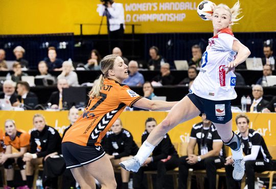 Oranje handbalsters verslikken zich in halve finale WK weer in Noorwegen (video's)