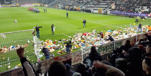 Schitterend! Charleroi-fans zorgen voor hartverwarmende knuffelregen (video)