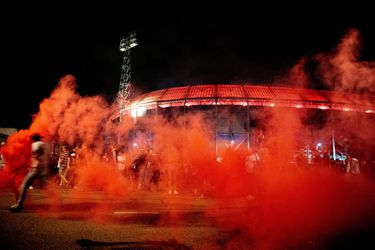 Nice! Fans vieren met vuurwerk 110-jarig bestaan Feyenoord (video's)