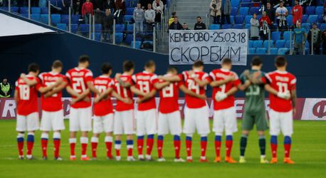 Russische fans zijn hele 1e helft stil om slachtoffers brand te herdenken