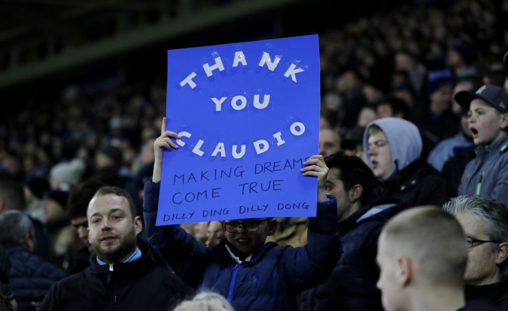 Bekijk hier het laatste eerbetoon van Leicester aan Ranieri (video)