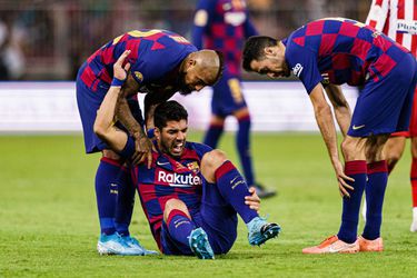 Luis Suarez raakt geblesseerd en moet geopereerd worden aan knie