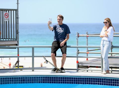 Skateboardlegende Tony Hawk breekt been en zal misschien nooit volledig herstellen