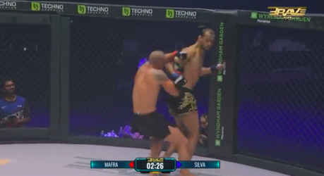 🎥 | Driemaal scheepsrecht? Silva slaat Macarrão bij 3e 'spinning elbow' hard KO