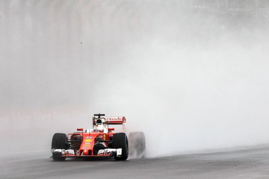 Vettel rijdt Ferrari in de kreukels tijdens test met regenbanden