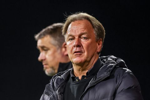 Mike Snoei zet spelers die niet het regenboogshirt aan willen uit de selectie