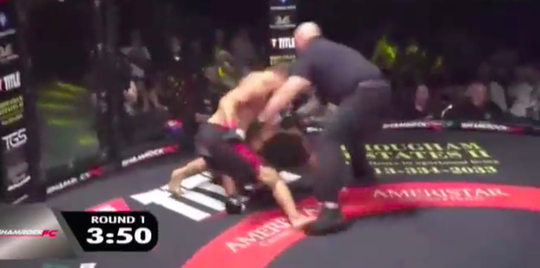 🎥 | MMA-veteraan Bobby Voelker sloopt tegenstander met daverende knockout