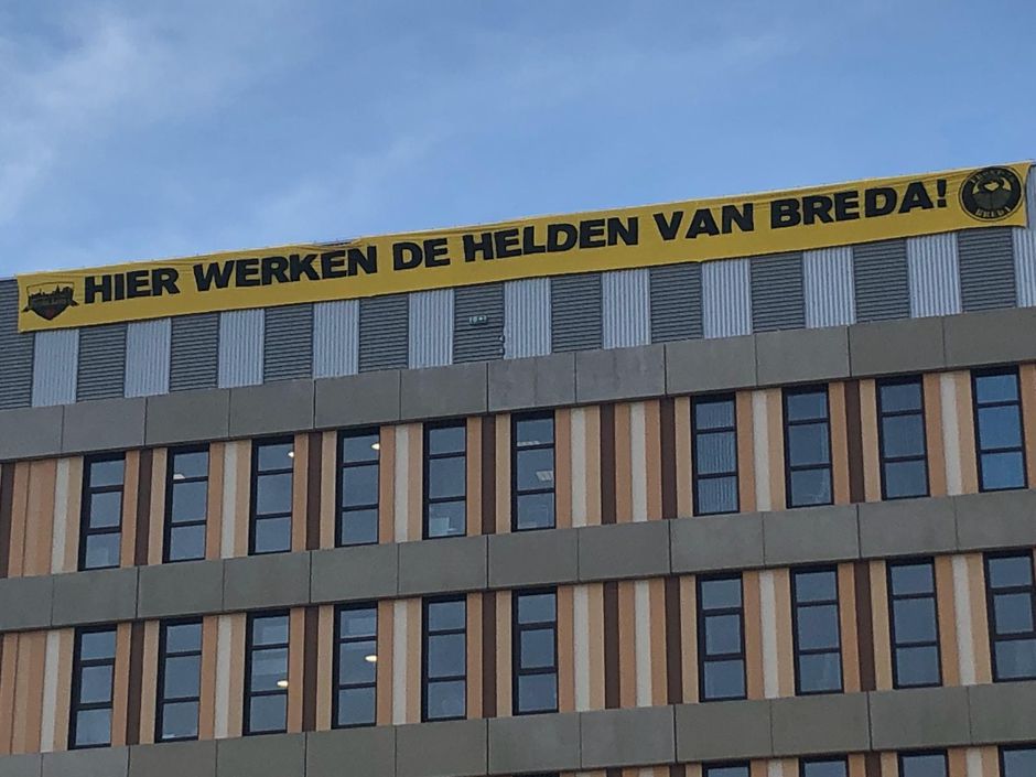 📸 | NAC-supporters steken 'helden van Breda' een hart onder de riem met prachtig spandoek