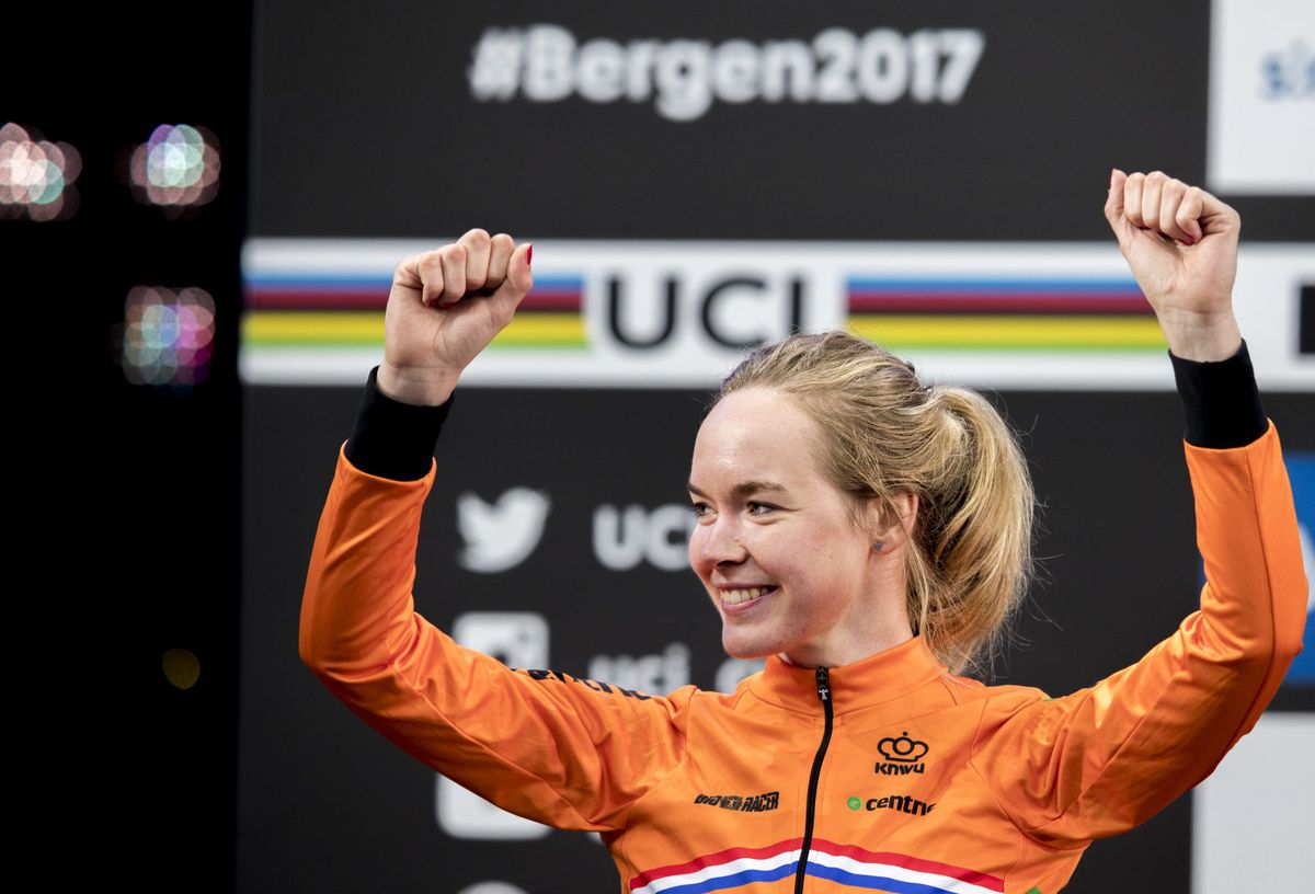 Van der Breggen soleert naar prachtige winst in Strade Bianche