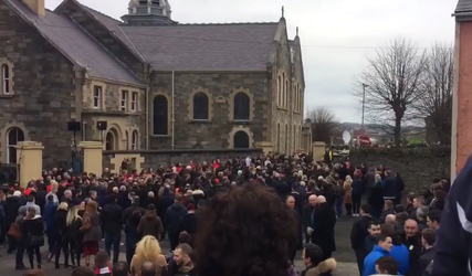 Honderden fans vormen erehaag voor overleden aanvoerder Derry City (video)