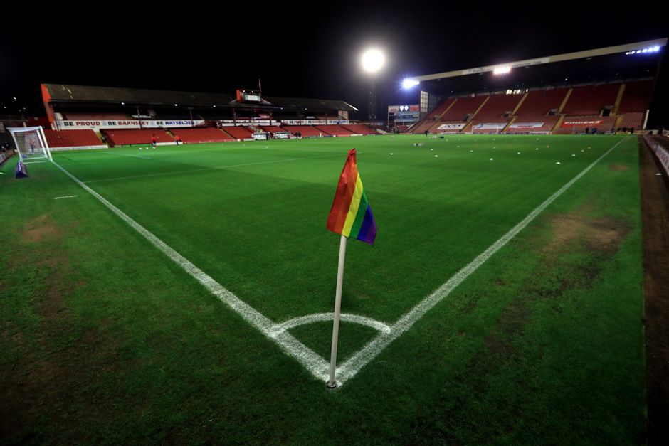 Voor 1 keer zijn komend weekend alle cornervlaggen in het betaald voetbal in regenboogkleuren