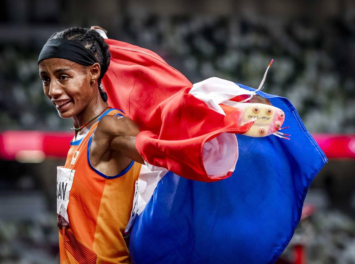 Sifan Hassan draagt Nederlandse vlag bij sluitingceremonie: ‘Waanzinnig inspirerend verhaal’