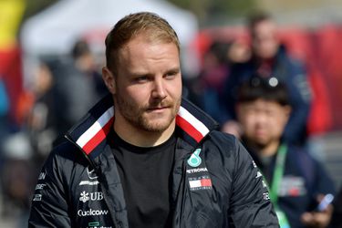 Bottas tikkeltje jaloers op Ferrari: 'Op dit moment lijken ze wat voor te liggen'