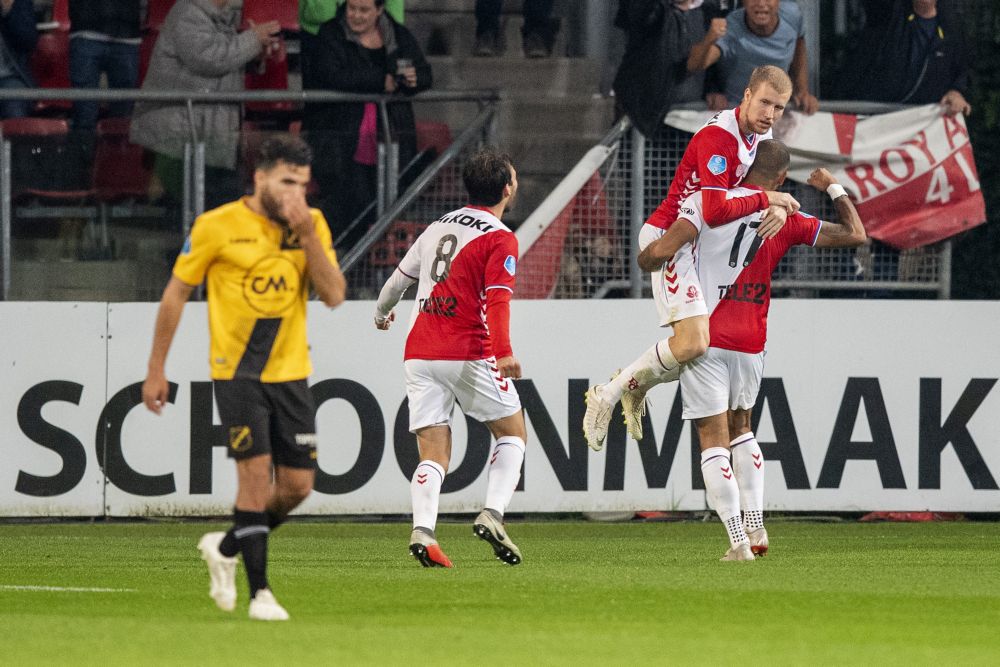Utrecht door 2 goals van Gustafson langs NAC, zoontje Van Hooijdonk debuteert